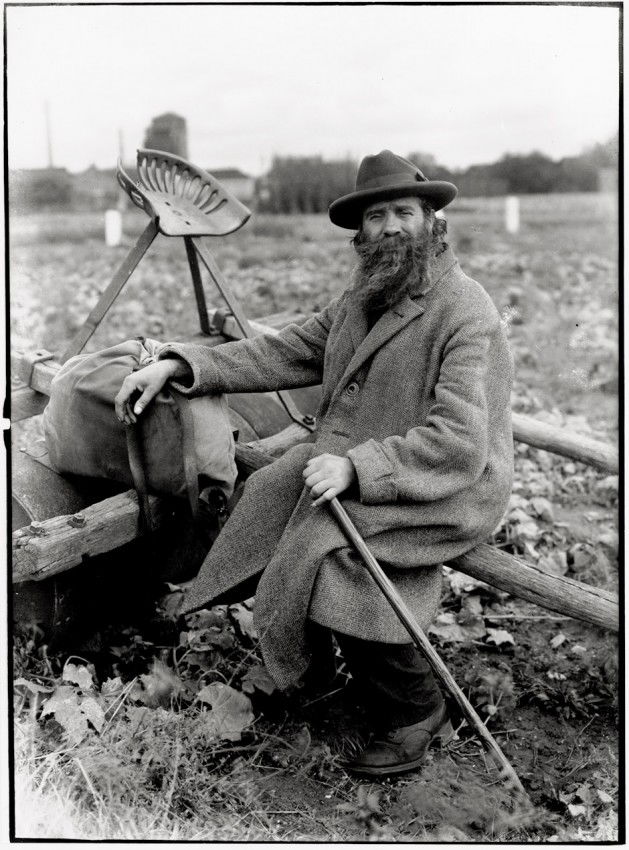 Sander, August: Jerusalempilger: "Jerusalempilger". 1930/printed later by Gunther Sander. Ferrotyped gelatin silver print. 23 x 17,3 cm. Photographer's Aug. Sander, Köln - Lindenthal blind stamp in lower left corne