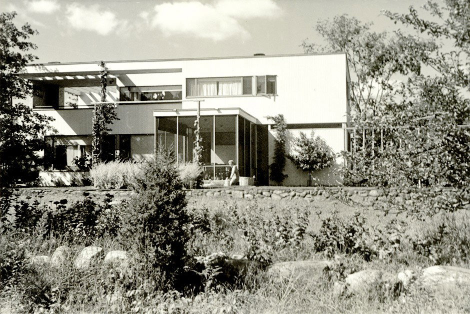 Gropius, Walter: Private house of Walter Gropius: Private house of Walter Gropius in Lincoln, Massachusetts. 1937-38. 3 vintage gelatin silver prints, 2 on carte postale. Each circa 7,5 x 11,5 cm. Each annotated in pencil on the verso. Walter Gropius