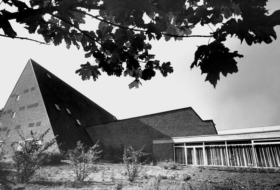 Düttmann, Werner (W. McBride): Akademie der Künst: Photographer: Will McBride (b. 1931). Akademie der Künste, Berlin. 1960. Vintage gelatin silver print on Agfa-Brovira paper. 20,2 x 29,2 cm. Annotated and layout notes in pencil on the verso. The