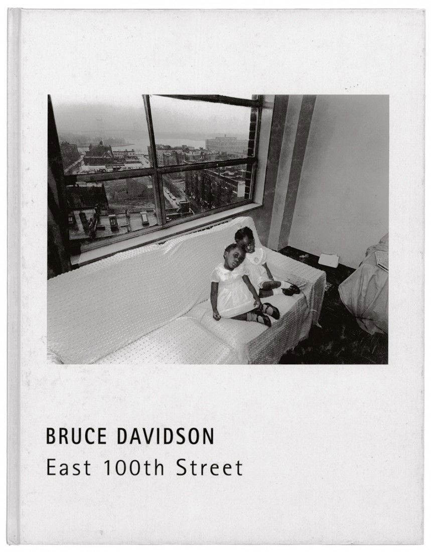 Davidson, Bruce: East 100th Street: Davidson, Bruce. East 100th Street. With an essay by Bruce Davidson and Barney Simon. 48 p. with numerous full-page illustrations. 27.5 x 21.5 cm. Original white illustrated boards. Köln, Verlag
