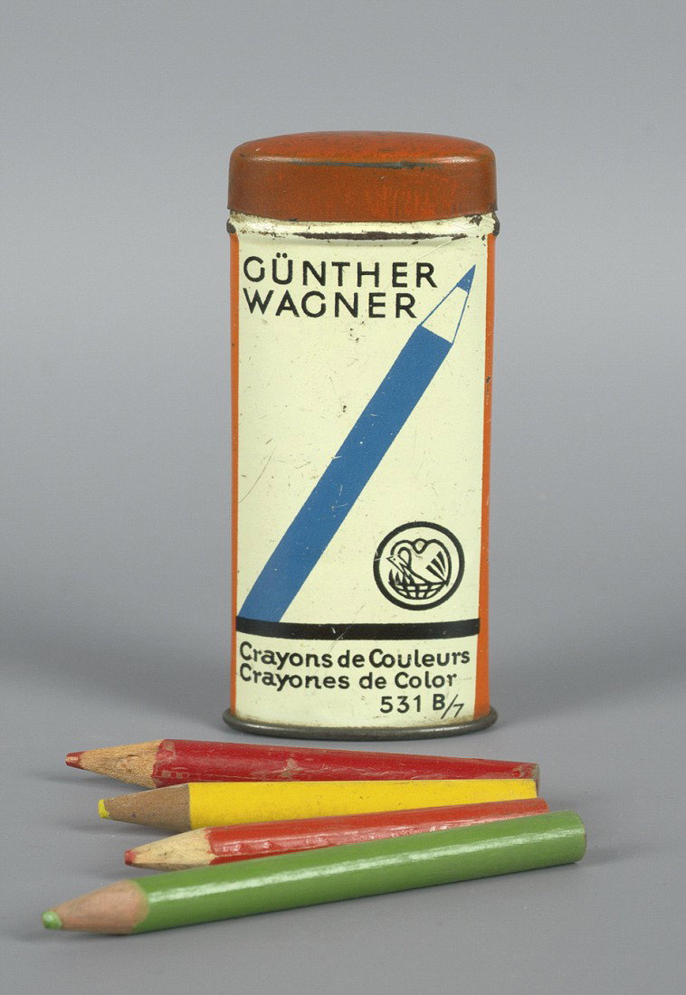 Pelikan: Ölkreidestifte (Blechschachtel): Lissitzky, El. - Pelikan. Ölkreidestifte. 531 B/7. Ovale, senkrecht stehende, zweiteilige Weßblechdose mit weiß-blau-rotem Dekor. 9,5 x 4 x 2 cm. Hannover, Günther Wagner, (um 1925