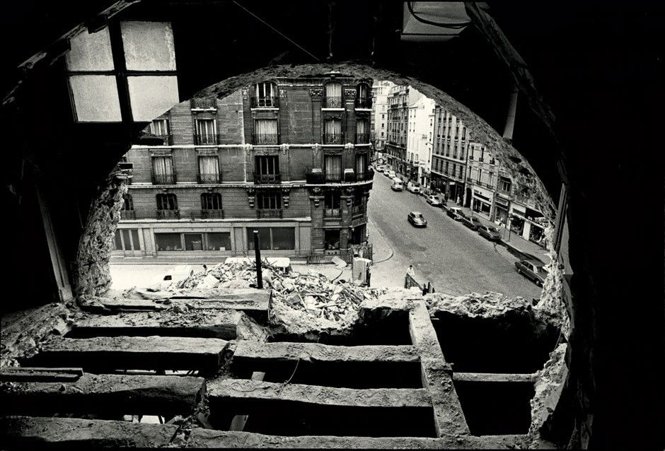Matta-Clark, Gordon: Intervention, Paris 1975: Photographer: Shigeo Anzai (b. 1939). "Intervention" work by Gordon Matta-Clark, Paris. 1975. Vintage gelatin silver print. 20,5 x 32 cm (31,5 x 36,5 cm). Signed and editioned A.P. by the ph
