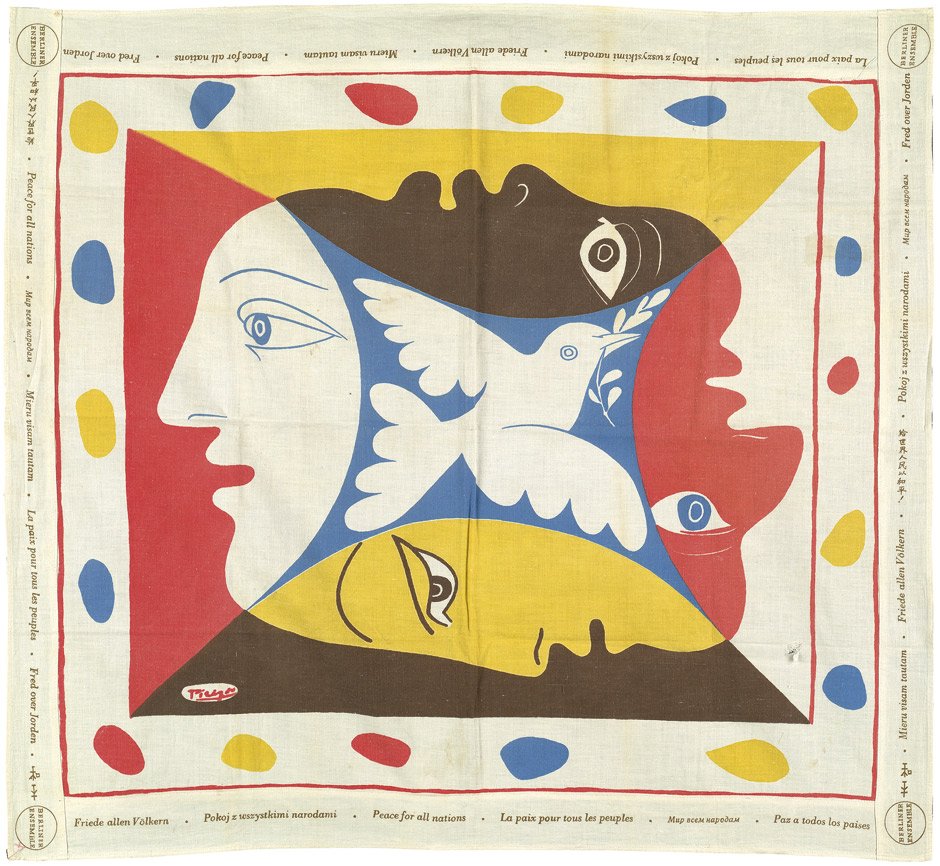 Picasso, Pablo: Friede allen Völkern: Picasso, Pablo Friede allen Völkern. Berliner Ensemble. Farbiger Textildruck auf Baumwolltuch. 72 x 79 cm. (1969). Druck in Blau, Rot, Gelb und Braun auf weißem Baumwolltuch. Das Logo mit de