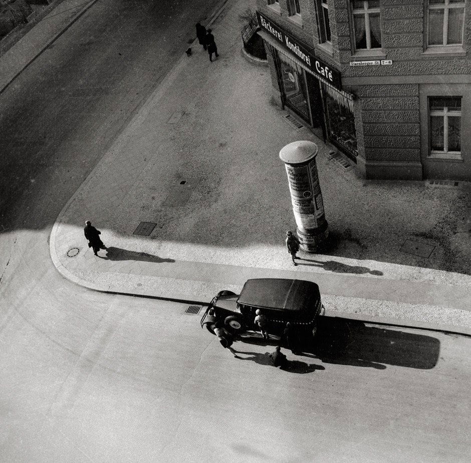 Besnyö, Eva: Starnberger Straße, Berlin: Starnberger Straße, Berlin. 1931/printed later. Gelatin silver print. 39,9 x 40 cm. Signed by the photographer in pencil on the verso. The Hungarian born Eva Besnyö grew up in an affluent, a