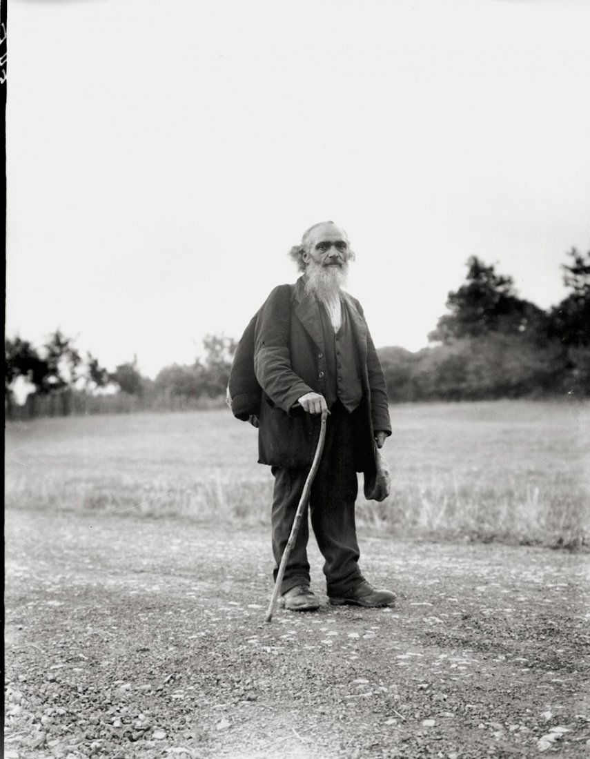 Sander, August: Landstreiciher (Tramp): "Landstreicher" (Tramp). 1930/printed 1960s. Ferrotyped gelatin silver print. 30 x 23 cm. Photographer's blindstamp in lower left corner; titled in black marker on the verso. With his pr