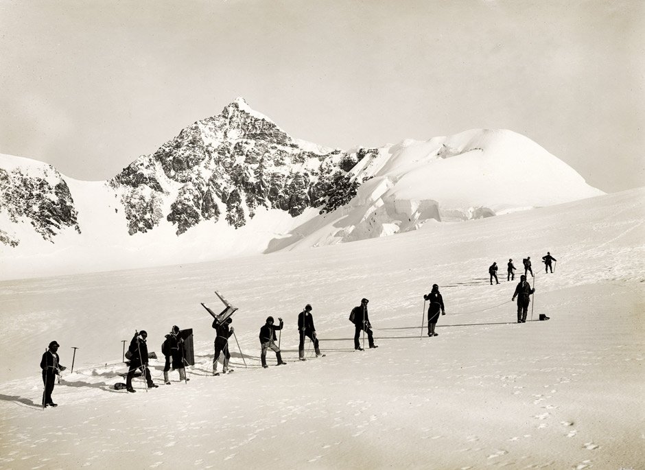 Sella, Vittorio: Workers carrying material for Re: Workers carrying material for construction of the shelter "Capanna Regina Margherita" on the Punta Gnifetti, Italian Alps. 1892. Vintage gelatin silver print. 28,5 x 38,5 cm. Photographer