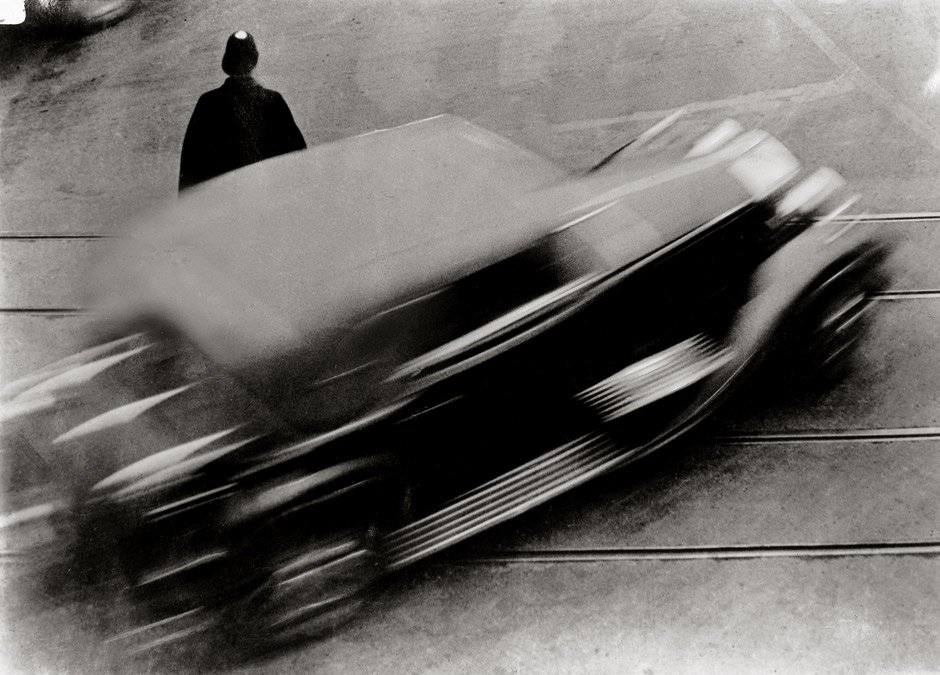 Stankowski, Anton: Zeitprotokoll mit Auto: "Zeitprotokoll mit Auto, Zürich" (Time Log with Auto, Zurich). 1929/printed later. Ferrotyped gelatin silver print on Agfa paper. 30 x 23,9 cm. Titled and dated in pencil by the photogr