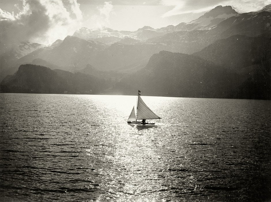 Steiner, Albert: Sailboat on lake: Sailboat on lake. 1920s. Vintage contact gelatin silver print. 16,5 x 22 cm. Geätzt stamp on the verso. Lower corners minimally bumped, a few light handling crimps, otherwise a beautiful rich pri