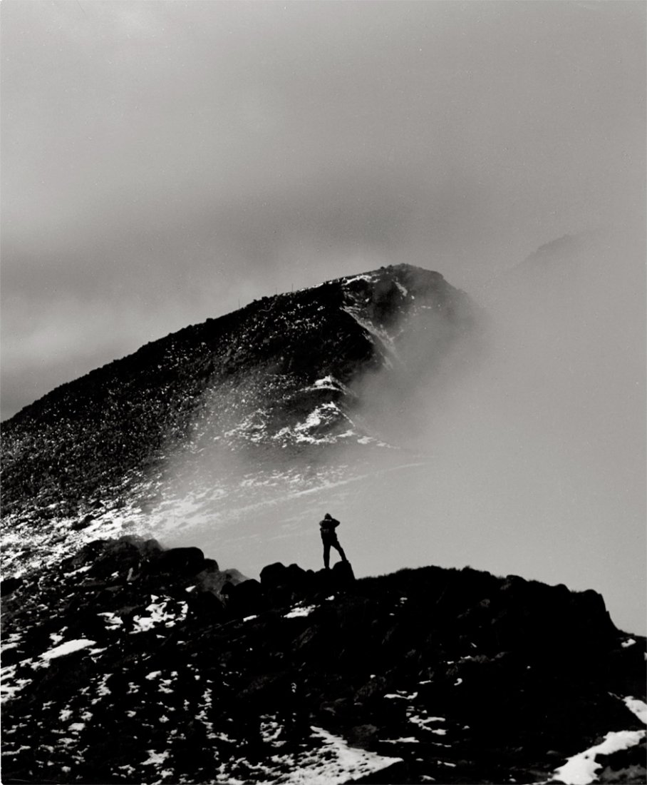 Weston, Brett: Mountain climber; Woman on the bea: Mountain climber; Woman on the beach. 1967. 2 vintage ferrotyped gelatin silver prints, 1 on Agfa paper. 28,2 x 23 cm and 23 x 29,5 cm. First print signed by the photographer in pencil on the verso; s