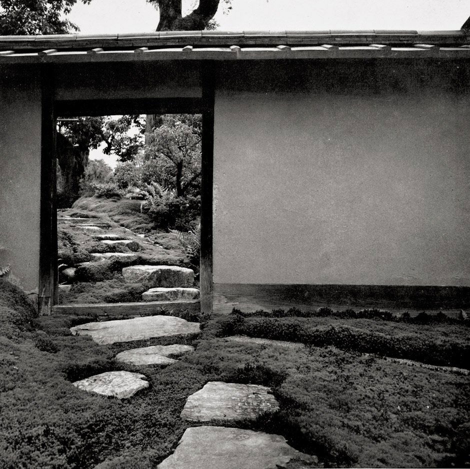 Ishimoto, Yasuhiro: Katsura. Tradition and Creati: Katsura. Tradition and Creation in Japanese Architecture. Foreword and text by Kenzo Tange. Introduction by Walter Gropius. 228 p. with numerous black and white illustrations after photographs by Yasu