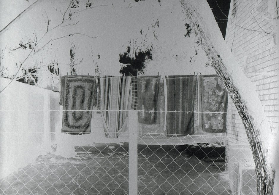 Trockel, Rosemarie: Frottée: Frottée. Farbsiebdruck in Silber und Schwarz auf festem Velin. 59,5 x 84,2 cm (Darstellung und Blattgröße). Signiert. Auflage 40 num. Ex. (1997). Prachtvoller Druck dieser blattf&uum
