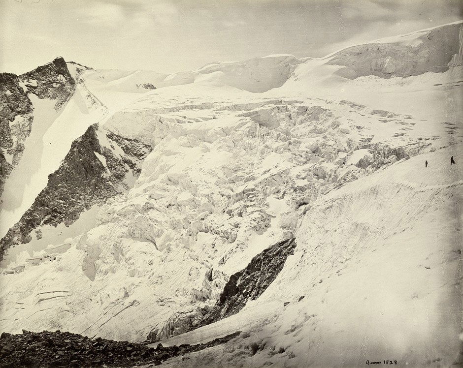 Bourne, Samuel: Snow Scene in the Neela Pass; Vie: "Snow Scene in the Neela Pass" (No. 1528); View of Simla covered with snow (No. 1777). 1866/67. 2 albumen prints. Each circa 23,5 x 28,8 cm. Each signed Bourne and with number in the negativ