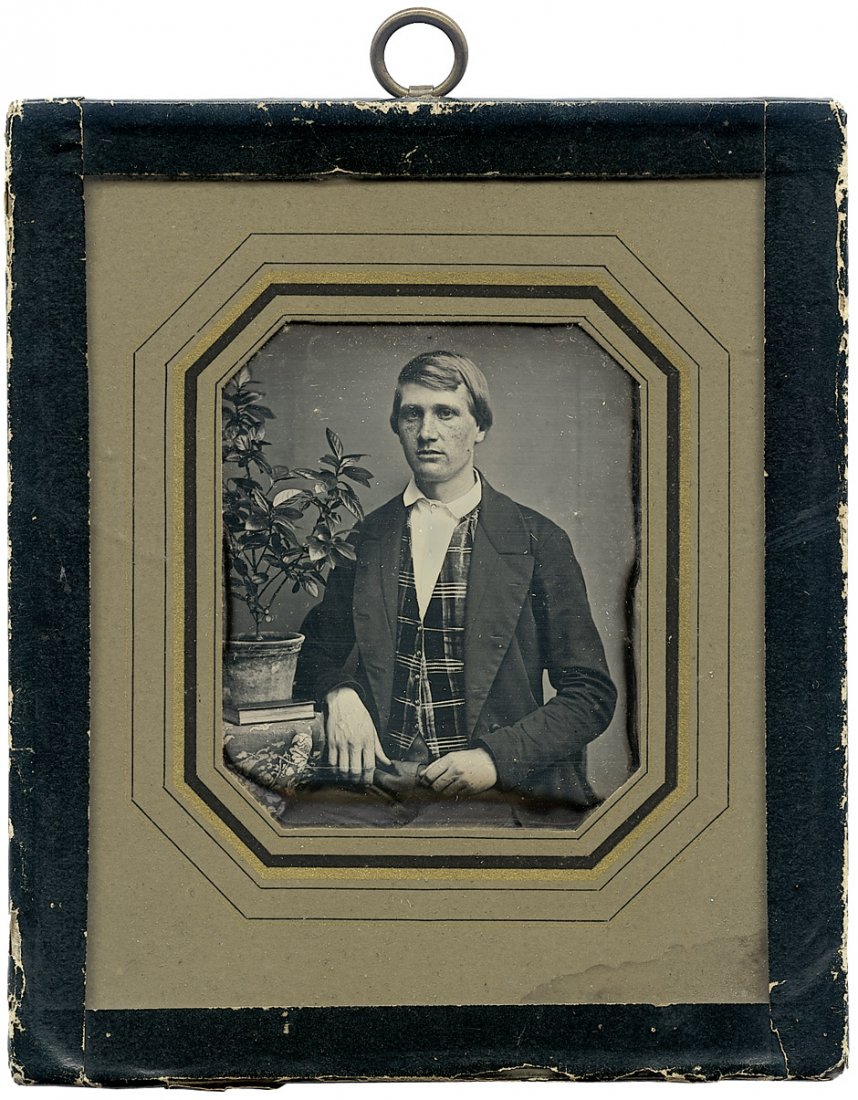 Oehme, Carl Gustav - : Portrait of a man: (Attributed to). Portrait of a man. Circa 1850. Sixth-plate daguerreotype, in original glass cover with paper mat and gilt ornament (edges slightly rubbed), unopened. Originally a mechanic, Oehme lear