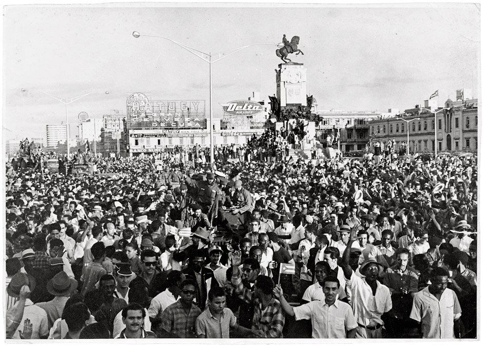 Corroles, Raúl: Crowd scene in Havana: Crowds during Fidel Castro's march into Havana; Fidel Castro. 1959. 2 vintage gelatin silver prints. 27 x 38 cm and 40,5 x 30,5 cm. 1 print signed and dated by the photographer and annotated in ink/pe
