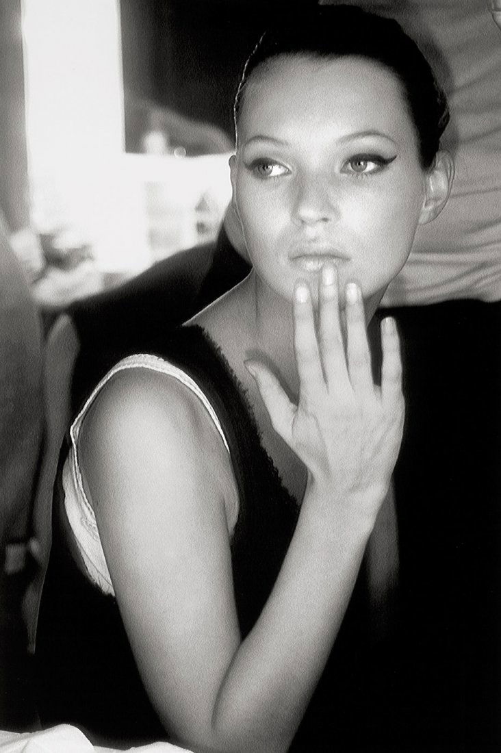 Marineau, Guy: Kate Moss modeling for Guy Laroche: Kate Moss modelling for Guy Laroche. 1994/printed later. Gelatin silver print. 41,8 x 28 cm (49,8 x 40 cm). Signed by the photographer in ink, editioned 21/30 and with photographer's stamp on the vers