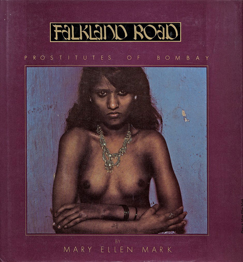 Mark, Mary Ellen: Falkland Road: Falkland Road. Prostitutes of Bombay. Photographs and text by Mary Ellen Mark. 96 p. with numerous illustrations in color. 29 x 26 cm. Original blue boards in an original photo-illustrated dust jacket