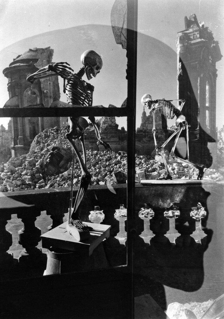 Kesting, Edmund: Dresdner Totentanz: Kesting, Edmund. Dresdner Totentanz. Fünf Photoarbeiten aus dem Nachlaß. Abzüge der vom Künstler bearbeiteten Filme (Negativ-Positivmontagen). 3 typographische Blätter und 5