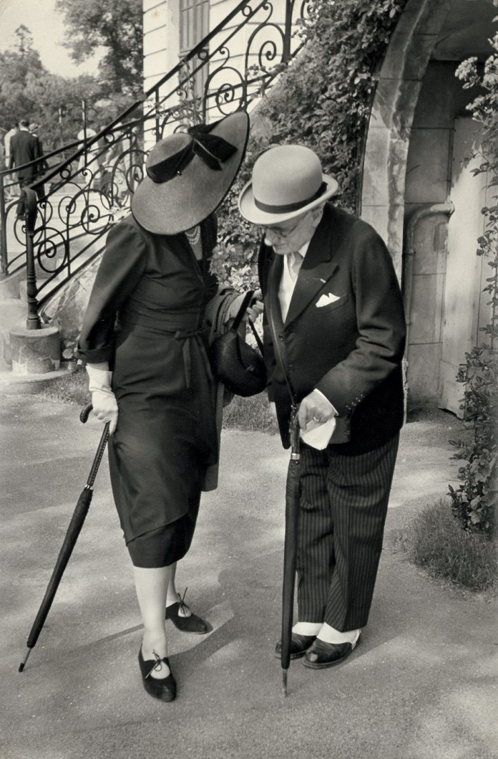 Cartier-Bresson, Henri: Longchamps, Paris: Longchamps, Paris. 1951/printed 1955. Gelatin silver print on strong chamois paper. 34 x 23,5 cm. This print was shown at the exhibition "Henri Cartier Bresson. Photographies de 1930-1955", 