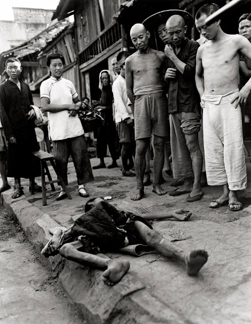 Rothstein, Arthur: Famine Henyang, China: Famine, Hengyang, China. 1946/printed 1980s. 11 gelatin silver prints. Each circa 34 x 26,5 cm (35,5 x 27,5 cm). Each signed by the photographer in pencil in lower margin; all but 1 annotated by the p