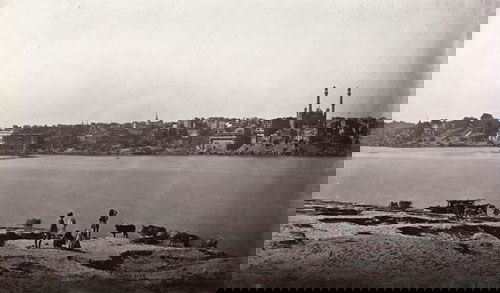 Bourne, Samuel and Charles Shepherd: Views of Ind: Panoramic views of towns, landscapes and temples in India. Mid-1860s/70s. 8 albumen prints. Circa 18,5 x 31,5 cm . 4 signed Bourne, 1 signed Bourne and Shepherd and each numbered in the negative (1869