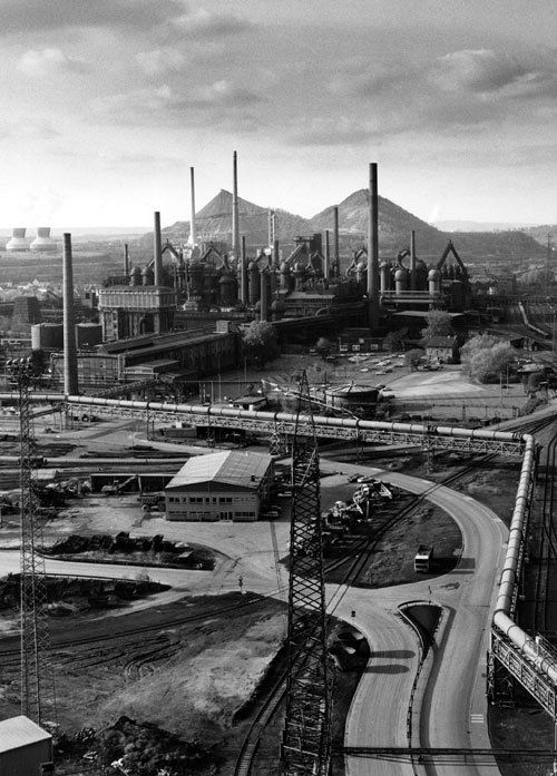 Hamm, Manfred: Völklinger Hütte: "Völklinger Hütte" (Saarland). 1989. Vintage gelatin silver print (unique first print). 33,2 x 23,7 cm (40,3 x 30,2 cm). Photographer's/copyright stamp, signed, titled and dated by the