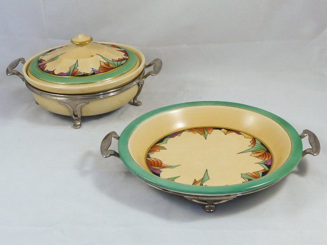 ROYAL ROCHESTER MODERNISTIC PIE PLATE & CASSEROLE: SHOWING A VERY RARE AND DESIRABLE ROYAL ROCHESTER PIE PLATE WITH METAL SERVING HOLDER TOGETHER WITH A CASSEROLE WITH LID AND METAL SERVING HOLDER IN THE MODERNISTIC PATTERN . MANUFACTURED BY THE PARTN