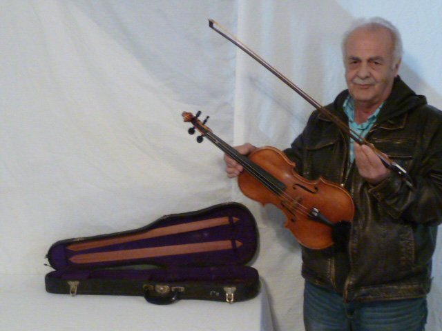 FRIEDRICH WILHELM MEINEL GERMAN VIOLIN CASE W/BOW: SHOWING A MAGNIFICENT FRIEDRICH WILHELM MEINEL GERMAN VIOLIN IN ORIGINAL FITTED CASE ACCOMPANIED WITH A BOW , LABEL ON INTERIOR OF VIOLIN . MEASURES 24" LONG BY 8" WIDE . AS FOUND ESTATE CONDITION.PLE