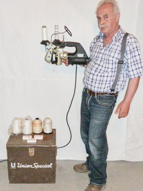 UNION SPECIAL2200-B HAND HELD SEWING MACHINE (1 of 8)