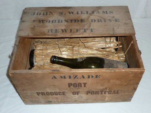 1950/60 Wood Crate w/Hospice de Beaune Bottles: Product of Portugal Amizade , D. Sandeman & Son Ltd. 4 bottles. As found estate condition . Please use photos as part of the description. The absence of a condition report does not guarantee excellent