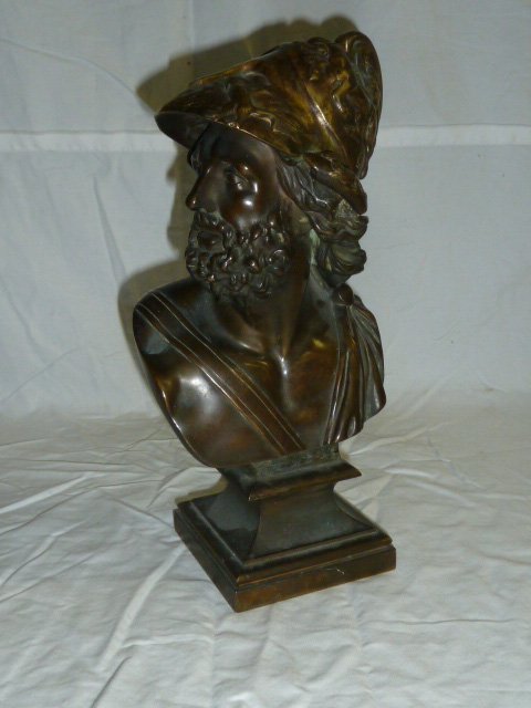 Bronze Bust of Roman Soldier: Fine condition , no damage . Measures 11 3/8". As found estate condition . Please use photos as part of the description. The absence of a condition report does not guarantee excellent condition. Pleas