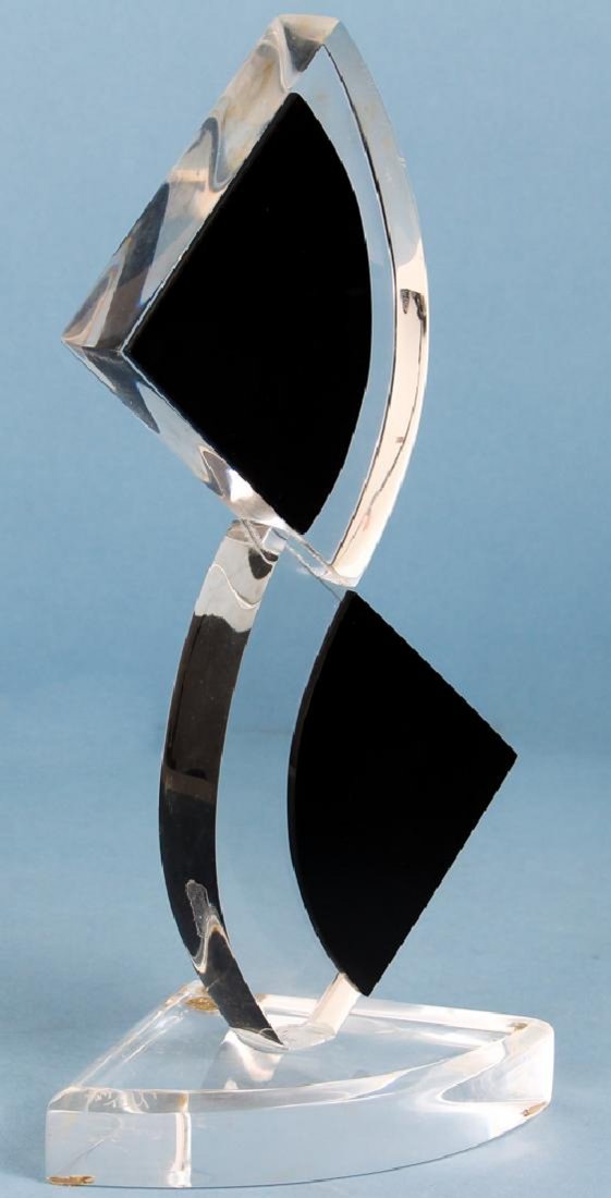 Hivo Van Teal 1976 - Unique Lucite Sculpture: American/Cuban, 10 1/2 x 6 1/2 x 2 1/2 in., signed. As found estate condition . Please use photos as part of the description. The absence of a condition report does not guarantee excellent condition.