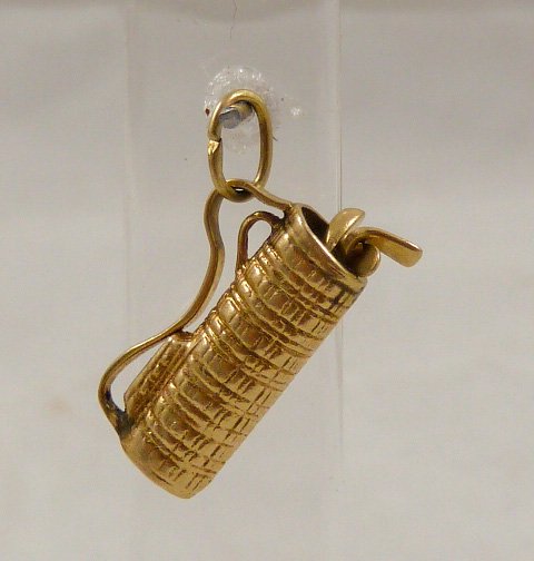 14kt Gold Golf Bag w/ 3 removable clubs: Three dimensional ornate golf bag with the always missing golf clubs, measures 3/4" tall . Tested 14kt Gold. As found estate condition . Please use photos as part of the description. The absence of a 