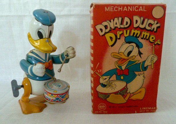 LineMar WDP Donald Duck Drummer Windup MIB: Donald Duck Drummer tin wind up toy by LineMar / Marx is as clean as you can get for a vintage tin toy. New Old Stock. Donald measures 6” tall. No rust/ color s bright / top of drum without scratche
