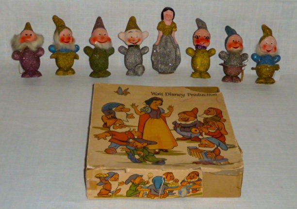 1938 Snow White & 7 Dwarfs Candy Containers WDP Box: Antique Walt Disney Productions Snow White and The Seven Dwarfs Candy Containers in original colorful box. Figural candy containers are of Snow White who stands at 6” tall and each of the Dwarfs who