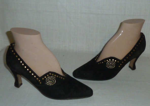 Vintage Pair of Heels Exclusively for Point Mode: Point Mode' black suede woman's Vintage heels made in Paris exclusively for Point Mode'. Shoes are suede including 3” heel with brown leather inside and leather soles. Size appears to be a 7 althoug