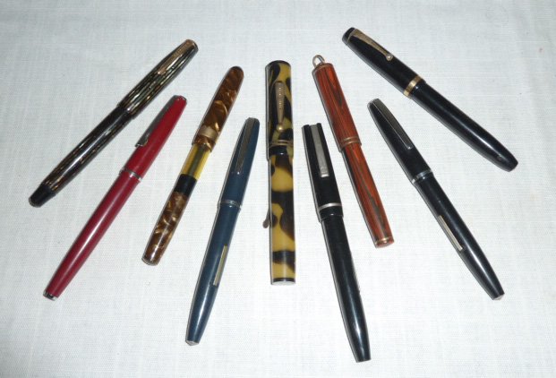 Fountain Pens. 9 Assorted Vintage Pen Barrels With Caps: Fountain Pen Lot Consisting of 9 Vintage Fountain Pen Barrels with Caps No Nibs Or Sacs. Comet- Parker-Sheaffer-Wearever etc. Nice Lot (one pen has nib). As found estate condition . Please use photos 