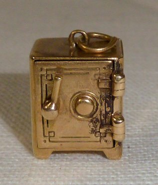 14kt Gold 3D Articulate Movable Locking Safe Charm: Your money is safe with this 14kt gold lockable safe charm. Measures 1/2” wide and weighs 2.0 dwt. As found estate condition . Please use photos as part of the description. The absence of a conditio