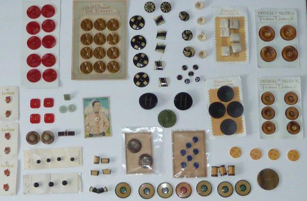 Bakelite Vintage Button Lot Over 100 Buttons: Great lot of interesting vintage buttons Over 100 buttons including Three Jade , Lots of Bakelite , some on original cards all from one collector. This Button lot is just one of three vintage button l