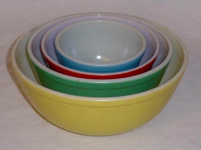 Pryex 4-1 Mixing/Serving Bowls: Largest bowl measures 10" across opening smallest opening is 5". As found estate condition . Please use photos as part of the description. The absence of a condition report does not guarantee excellen