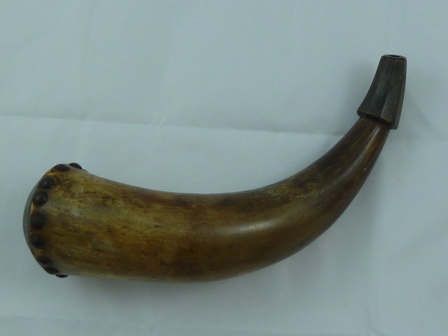 ANTIQUE 1800'S BLACK POWER HORN FLASK FOR RIFLE -: SHOWING A ANTIQUE /VINTAGE HORN POWDER FLASK .BELIEVED TO BE A STEER HORN AND MADE WITH ROSETTE NAILS.AS FOUND ESTATE CONDITION.SOME FRACTURED LINES BY MOUTHPIECE