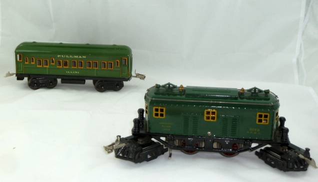 AMERICAN FLYER ENGINE 3019 + ILLINI PASSENGER CAR: SHOWING AN AMERICAN FLYER ENGINE AND PULLMAN CAR FROM THE ILLINI LINE : A NO. 3019 LARGE BOXCAB ELECTRIC 4-4-4 LOCO FROM 1923-24 . DESIGNED TO USE THE AUXILIARY LIGHTING SET THAT MADE USE OF A WIRE TO