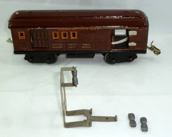 AMERICAN FLYER COLUMBIA BAGGAGE CAR 1920'S: SHOWING A SELDOM SEEN ,1920'S UNUSED AMERICAN FLYER - COLUMBIA BAGGAGE CAR - UNITED STATES POST OFFICE MAIL BAGGAGE CAR #3000, WITH ACCESSORIES AND ORIGINAL BOX NO. 3081: THREE METAL MAIL BAGS - METAL