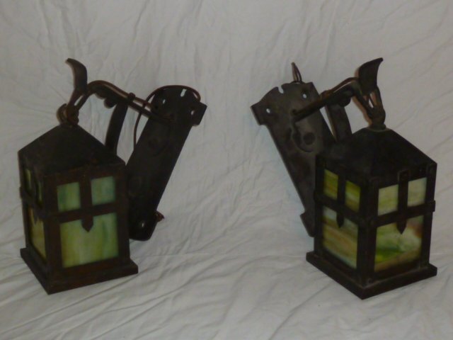 PAIR OF ARTS & CRAFTS SLAG GLASS SCONCES: SHOWING A PAIR OF ARTS AND CRAFTS SLAG GLASS SCONCES.PLEASE USE PHOTOS AS PART OF THE DESCRIPTION. AS FOUND ESTATE CONDITION.