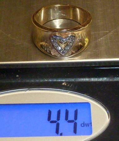 14KT GOLD WEDDING BAND HEART SHAPED DIAMONDS: SHOWING A 14KT WEDDING BAND WITH A HEART IN CENTER MADE OF DIAMONDS.PLEASE USE PHOTOS AS PART OF THE DESCRIPTION. AS FOUND ESTATE CONDITION.