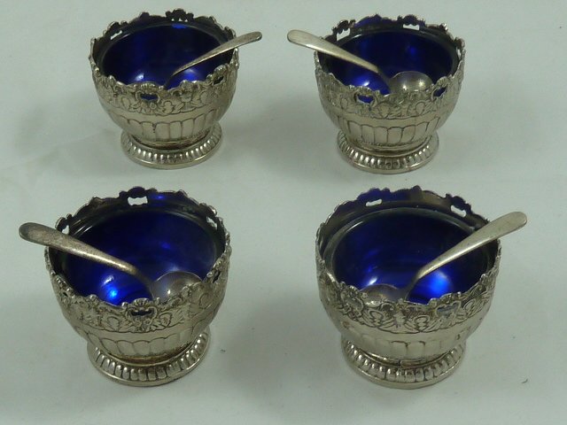 SET OF 4 RAIMOND SALT CELLERS W/SPOONS: SHOWING A SET OF FOUR RAIMOND SALT CELLARS ,WITH MATCHING SPOON AND BLUE INSERT. AS FOUND ESTATE CONDITION.PLEASE USE PHOTOS AS PART OF THE DESCRIPTION. THE ABSENCE OF A CONDITION REPORT DOES NOT GUAR