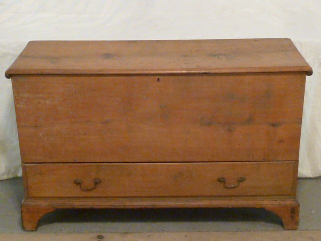 CHIPPENDALE BLANKET BOX W/DRAWER: SHOWING A CHIPPENDALE BLANKET BOX WITH DRAWER , LIFT TOP ON MOLDED BRACKET BASE . PLEASE USE PHOTOS AS PART OF THE DESCRIPTION. THE ABSENCE OF A CONDITION REPORT DOES NOT GUARANTEE EXCELLENT CONDITION
