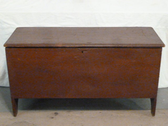 AMERICAN C 1810 SIX BOARD BLANKET BOX OLD RED: SHOWING A CIRCA 1810 AMERICAN SIX BOARD BLANKET BOX , CUTOUT BASE IN OLD RED . PLEASE USE PHOTOS AS PART OF THE DESCRIPTION. THE ABSENCE OF A CONDITION REPORT DOES NOT GUARANTEE EXCELLENT CONDITION.PL
