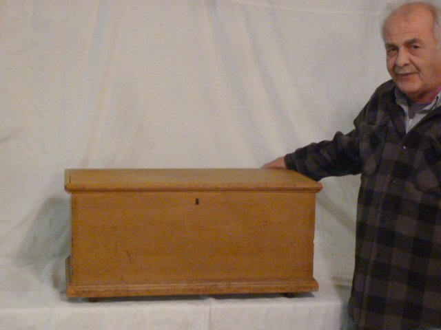 SMALL SIZE 19TH C. BOX , OLD YELLOW: SHOWING A 19TH CENTURY SMALL SIZE BOX , OLD YELLOW . THE ABSENCE OF A CONDITION REPORT DOES NOT GUARANTEE EXCELLENT CONDITION.PLEASE CONTACT US FOR AN IN HAND EVALUATION OR ADDITIONAL PHOTOS IF YOU NE