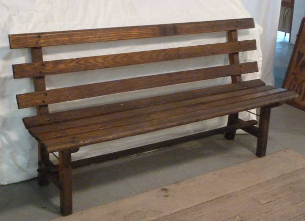 CIRCA 1900'SOAK SLATTED PARK BENCH: SHOWING A CIRCA 1900'S OAK SLATTED PARK BENCH . PLEASE USE PHOTOS AS PART OF THE DESCRIPTION. THE ABSENCE OF A CONDITION REPORT DOES NOT GUARANTEE EXCELLENT CONDITION.PLEASE CONTACT US FOR AN IN HAND 