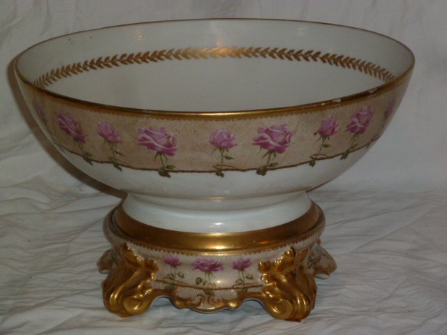 ANTIQUE T&V LIMOGES PUNCH BOWL ON PEDESTAL: SHOWING A STUNNING ANTIQUE T&V FRANCE PUNCH BOWL ON MATCHING PEDESTAL. EARLY 1900'S HAND PAINTED . BOWL MEASURES 15" DIAMETER AND 9" TALL. EXCELLENT CONDITION. THE ABSENCE OF A CONDITION REPORT DOES N